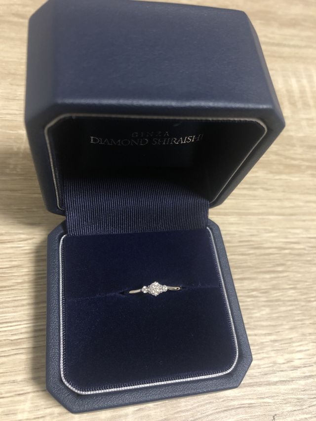 両端に石が埋め込まれているデザインがとても気に入っています