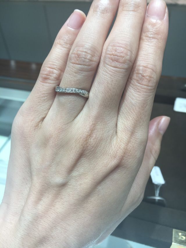 少しねじってあるデザインで、メレダイヤがたくさんついています