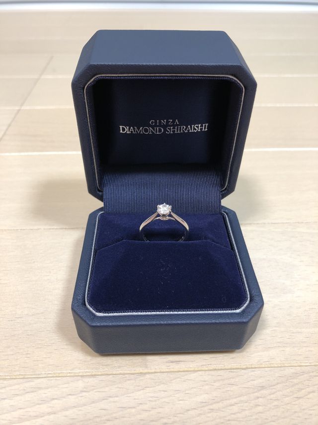 シンプルでダイヤモンドが目立つようなデザインにしました。