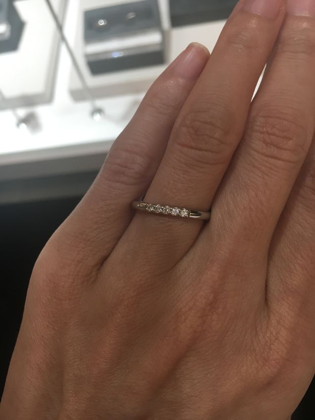 2.5ミリ幅の細身のプラチナにダイヤが並んでいる。