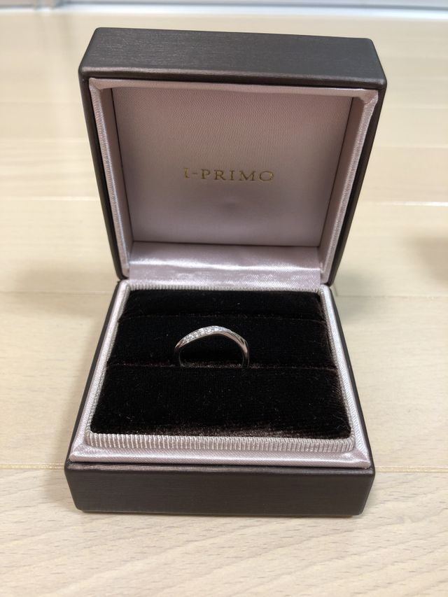 ウェーブ状にダイヤが敷き詰められています。