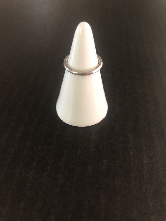 ダイヤの付いていない側を表にするとシンプルな指輪になります。