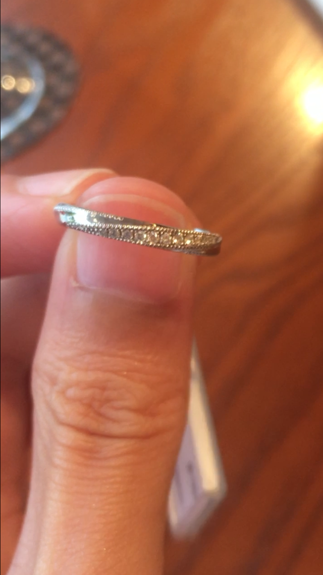 ストレートタイプで斜めにダイヤが入っているミルありのもの