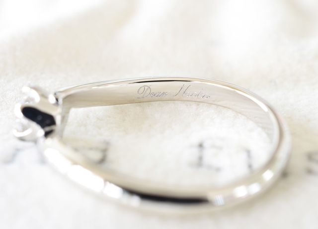 指輪の内側にメッセージが入ってます。