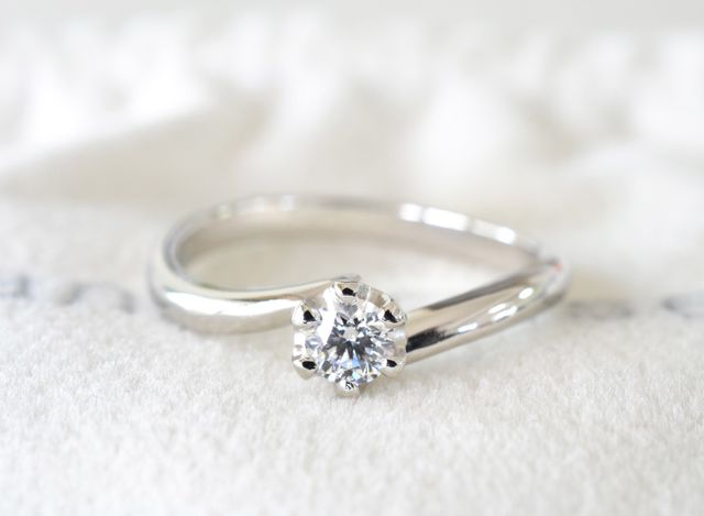 プラチナ色の結婚指輪です。