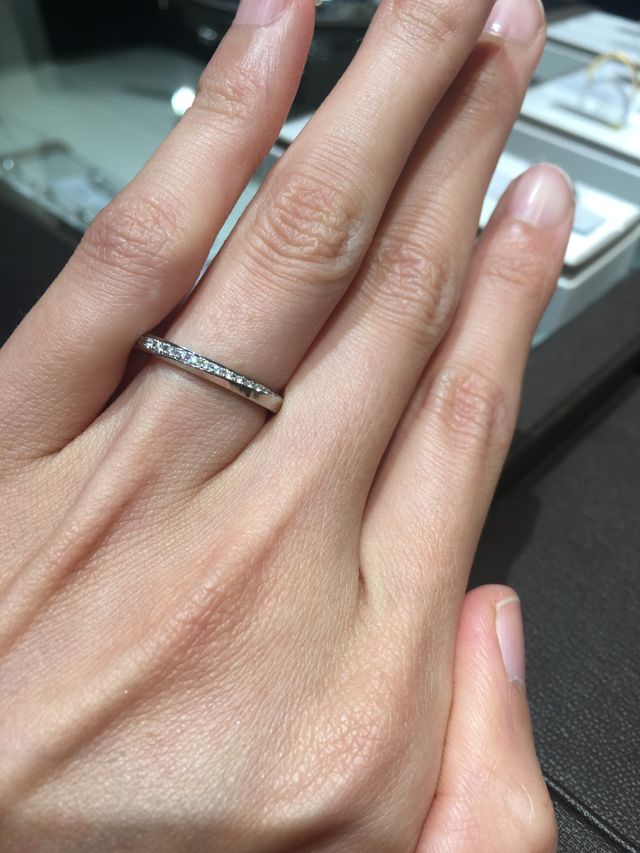 ストレートタイプでダイヤ多めデザインの結婚指輪