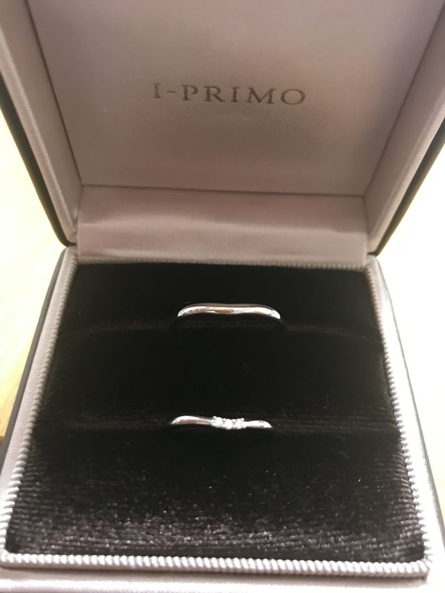 V字の形です。石が3つついています。