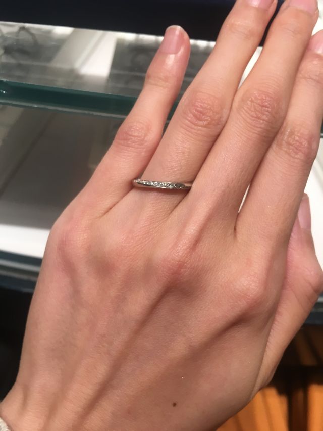 ストレートタイプのダイヤが斜めに入っているデザイン