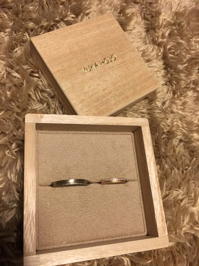 女性用はピンクゴールド系の優しい雰囲気のリングです。