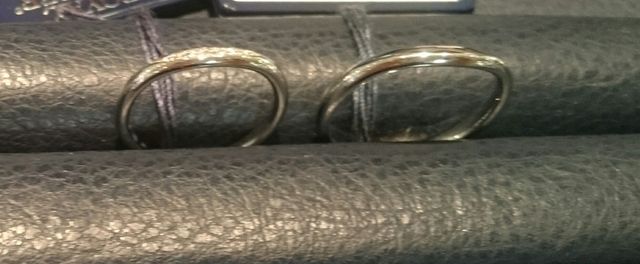 太めのものと迷いに迷って華奢な方を選びました。