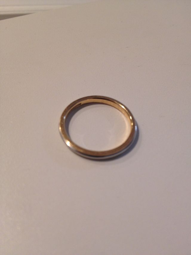 ピンクゴールドとプラチナのリングです。
