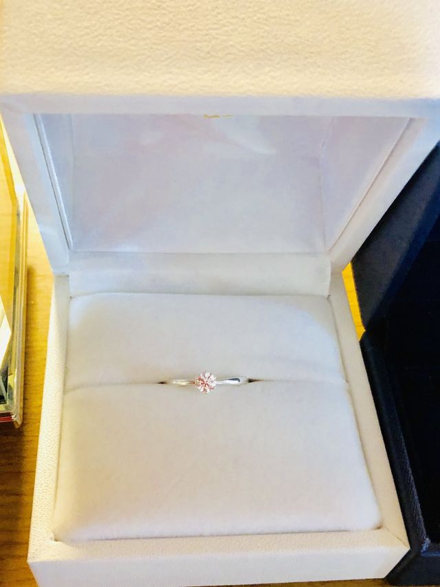 細身で曲線がありお花のようなデザインです。