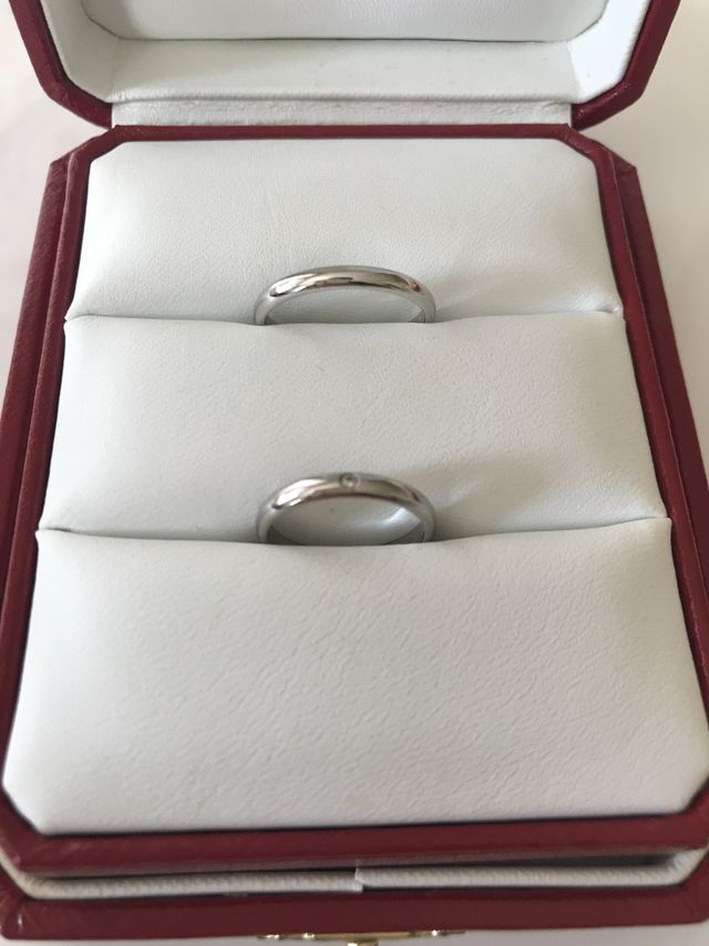 女性用は小さいダイヤモンド付き。