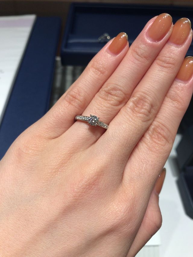 ハーフエタニティの中央に一粒ダイヤがついています。