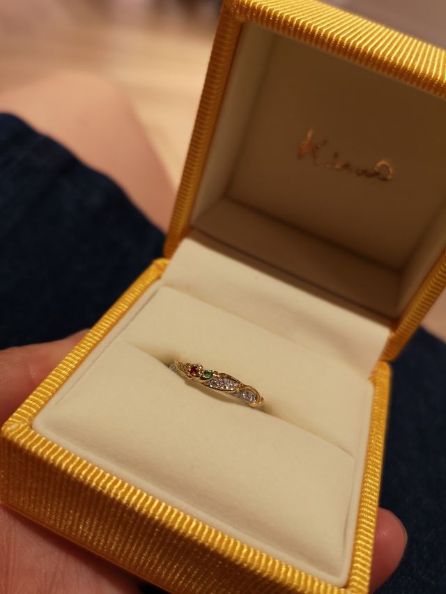 赤と緑の石を入れてもらいエタニティリングにしてもらいました。