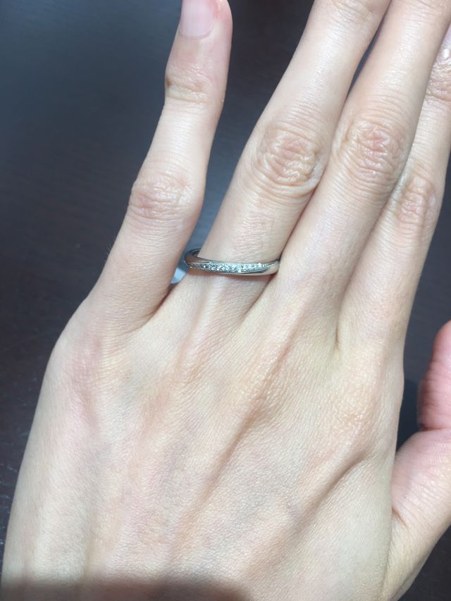 ストレートのダイヤが斜めに入っているミルうちのある指輪