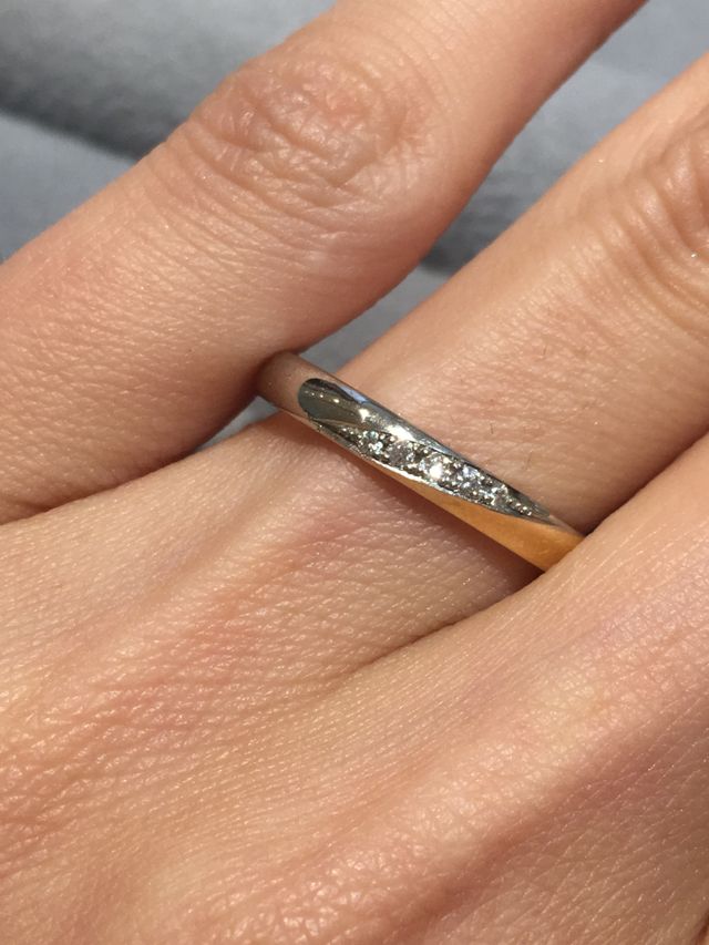 ストレートタイプにダイヤが斜めに入っている結婚指輪です