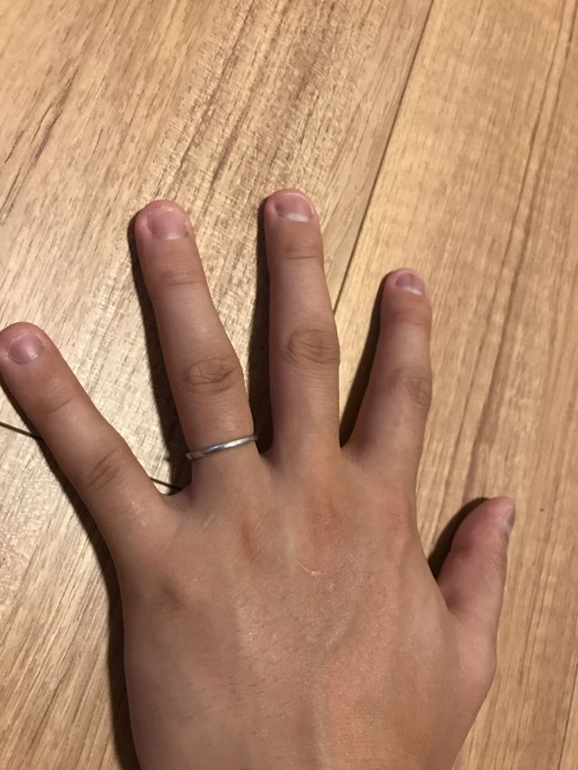 シンプルなデザインなのでごつい手の男性でも似合います。