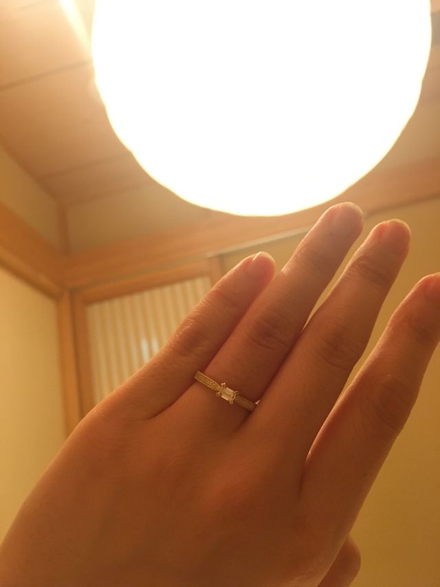 エメラルドカットの婚約指輪