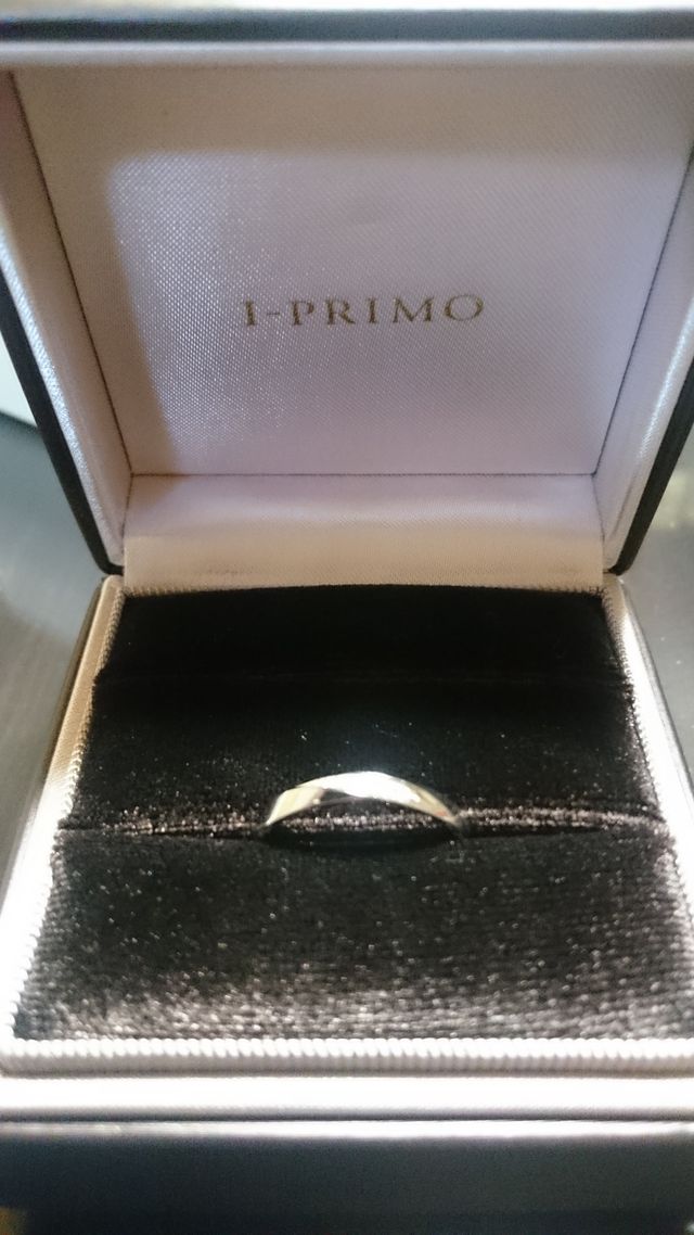 女性用リングです。
小さいダイヤがちりばめられてます