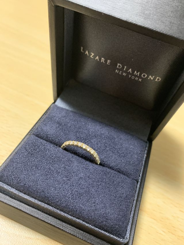 ダイヤモンドを隙間なく敷き詰めた美しいエタニティリングです。