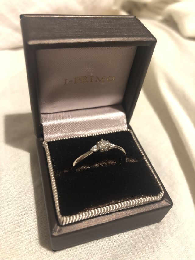 婚約指輪としてプレゼントされました。