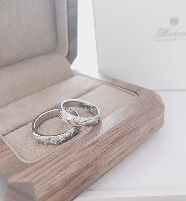 夫婦で同じ幅の4mmでオーダー。プラチナ、彫刻も同じです。