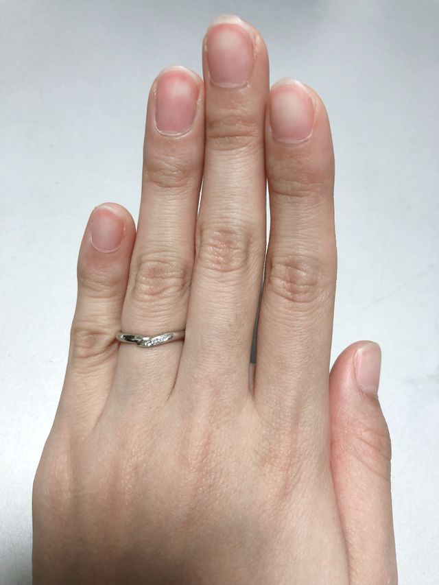 重なりのラインや巻き込みにこだわったデザインです。