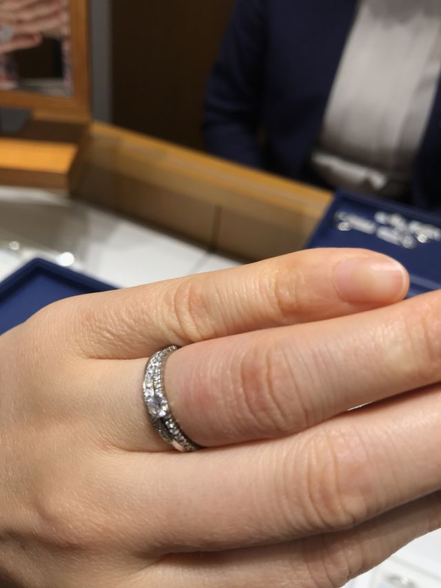 違う角度からの写真。
上からもダイヤが見えるデザイン