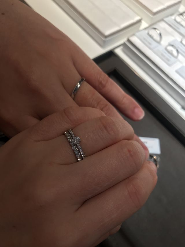 彼とのペア。婚約指輪との重ね付けで下向きにつけた場合。