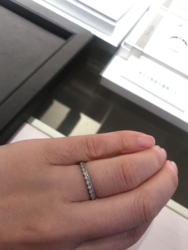 上下でデザインが違うので、つける向きによって変化する