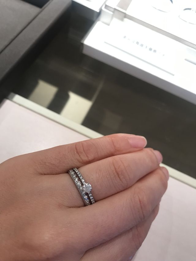 婚約指輪との重ね付け。上向きにつけた場合。