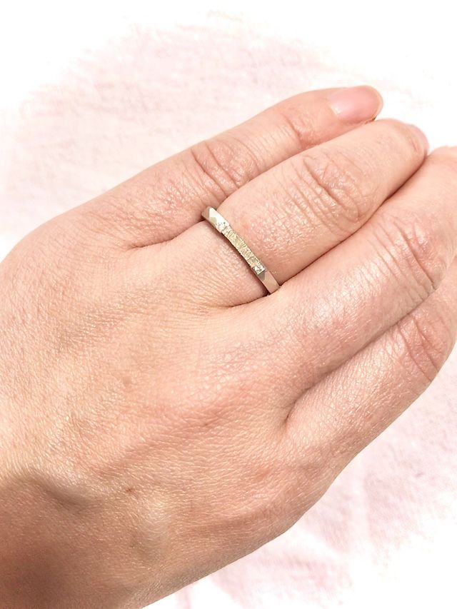 多面のリングにザクザクの質感を入れてもらい、丸いダイヤを2つ