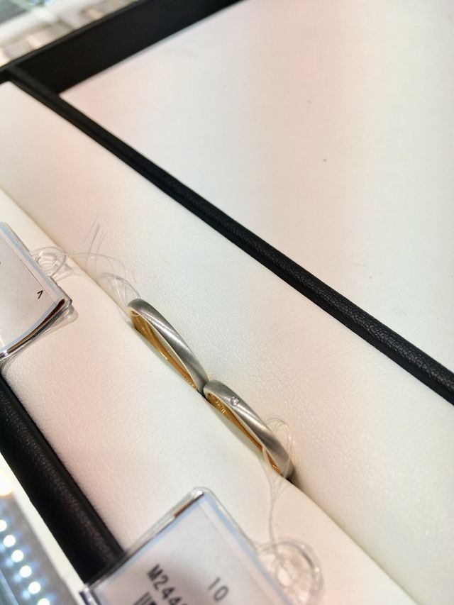 中がゴールドで外がプラチナマット加工。