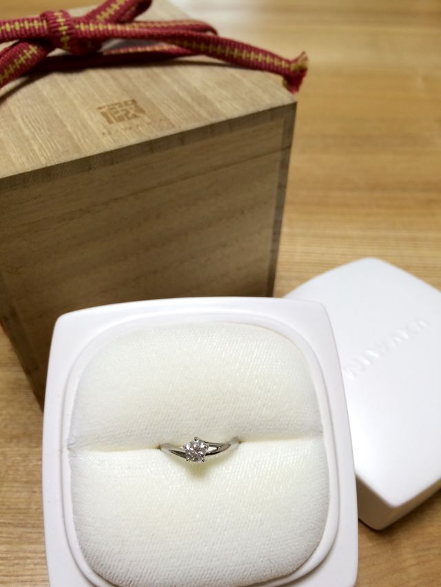 真上から見た状態。陶器の白いケース、木箱に入れて保管。