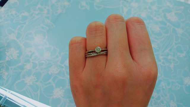 下に着けている結婚指輪がヴァンドーム青山のものです。