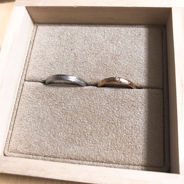 右のリングです。色はピンクゴールドです。