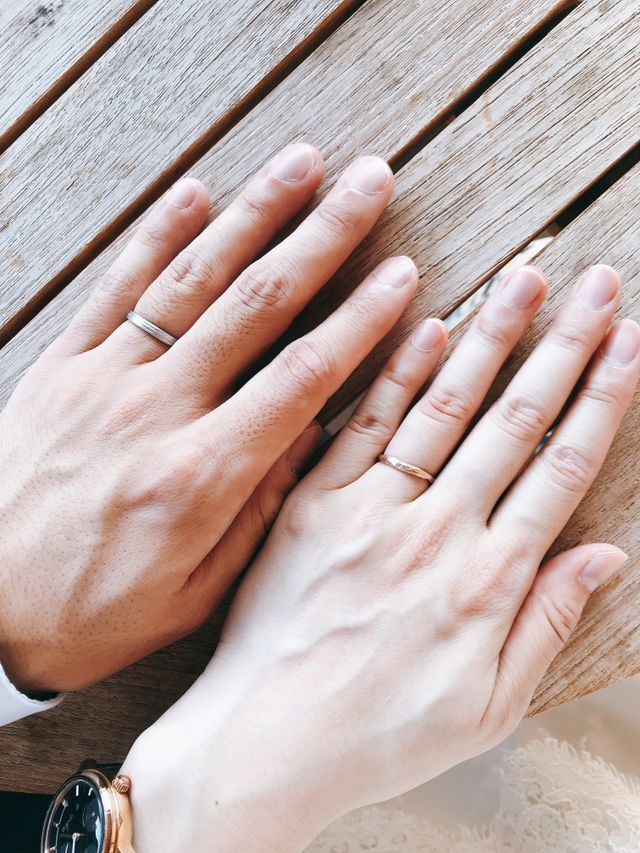 右の指輪です。入籍の際に撮った写真です。