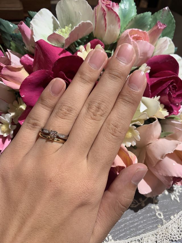 上の婚約指輪を購入
重ね付けの相性もバッチリでした