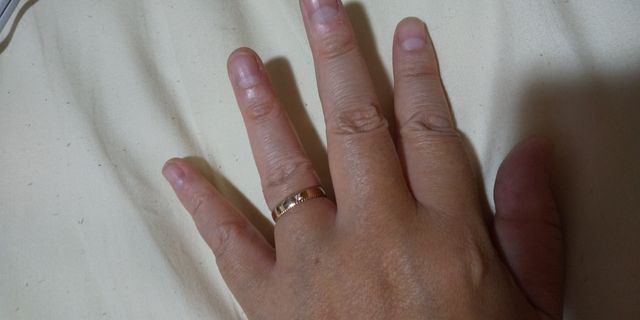 9号、結婚指輪・・ゴールドにダイヤが一粒埋め込まれています。