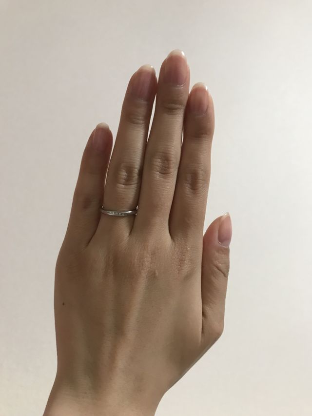 ダイアが斜めに入っているデザインにリングはストレート