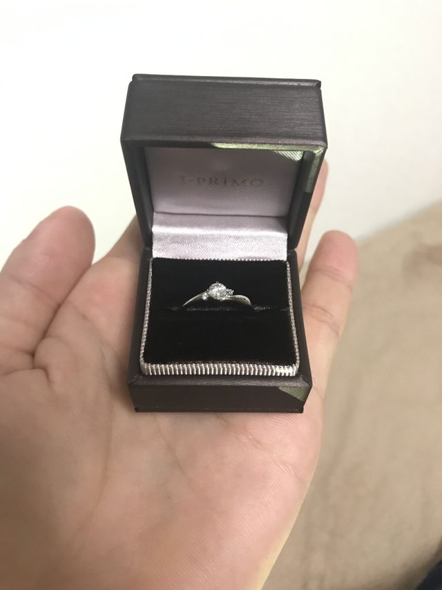 ダイアモンドはあまり大きくないですが、気に入ってます。