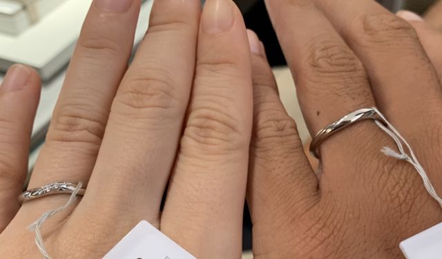 ウェーブでダイヤモンドが斜めに入っているデザイン。