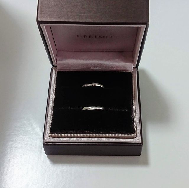 奥が新婦、手前が新郎。