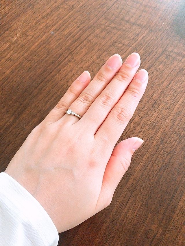 私は指が長く手自体も大きいのですが手を美しく見せてくれます。