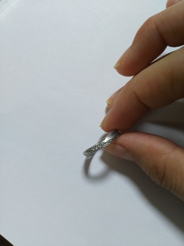 シンプルで服を選びません