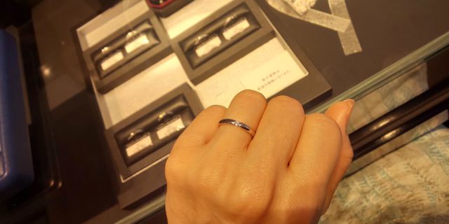 ダイヤが側面にも露出しており、多方面に輝きを放ちます。