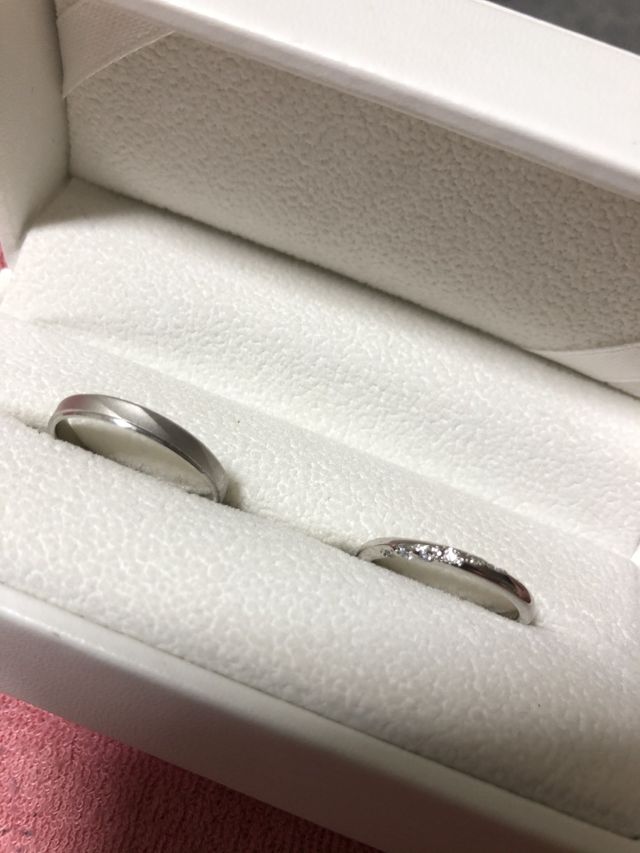 右側の指輪がオクターヴのアンサンブルです