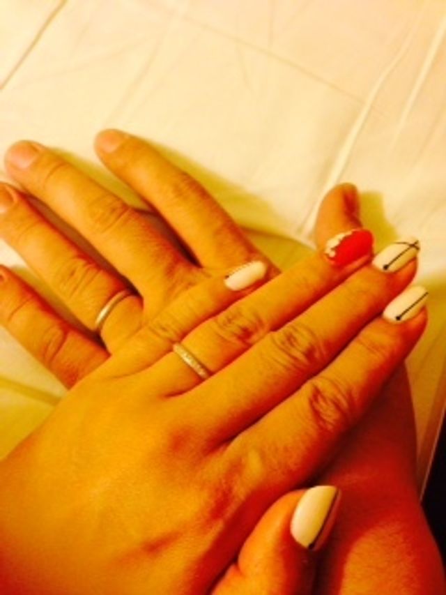 ハーフエタニティ、ゴールドのミル打ちの結婚指輪にしました。