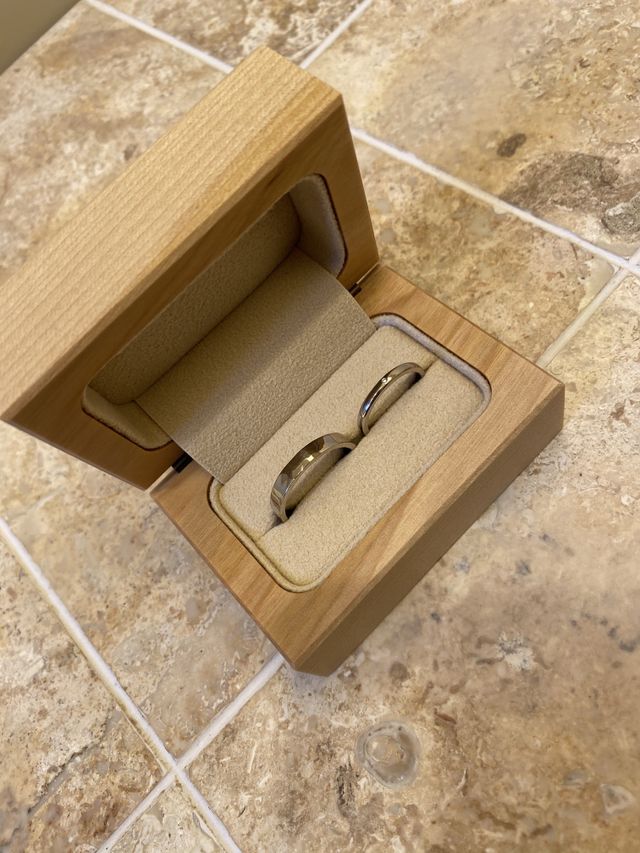 指輪のケースも木のデザインでとても素敵です！